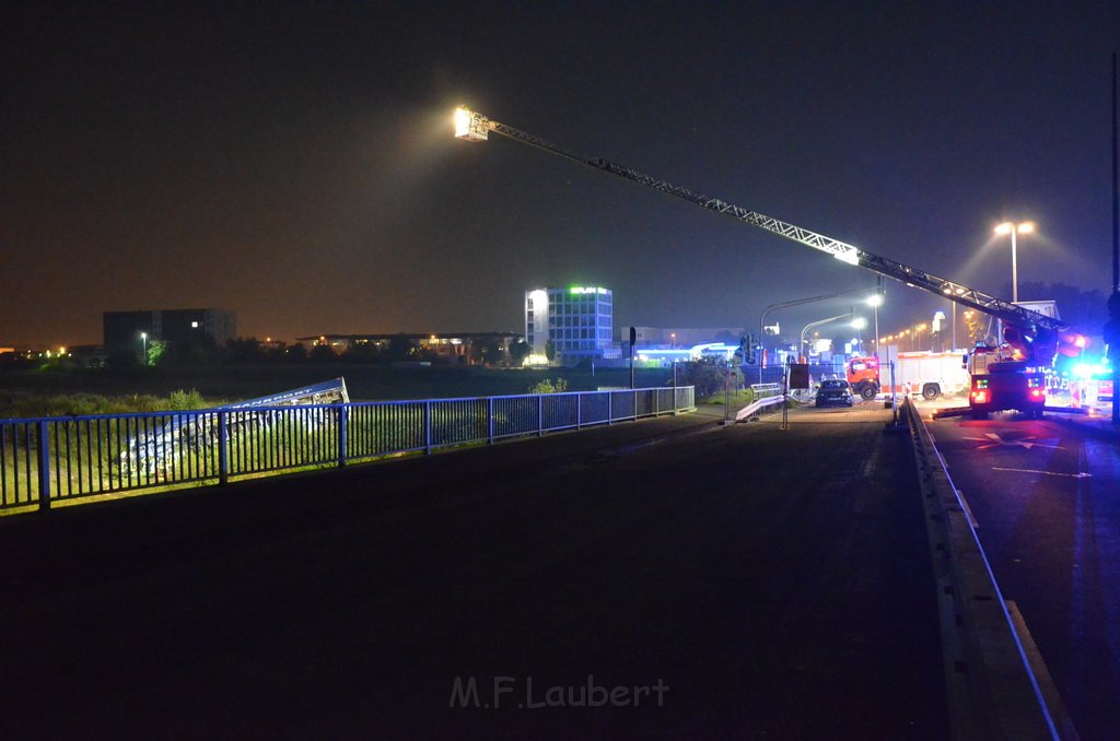 VU LKW umgestuerzt Feldkassel Industriestr Robert Boschstr P028.JPG